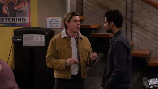 Chaqueta forrada de sherpa Rip Curl State Cord usada por Jesse (Chris Lowell) como se ve en How I Met Your Father (S02E12)
