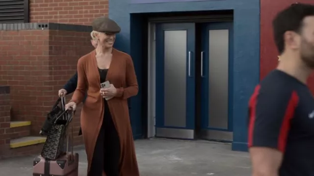 Sac fourre-tout Versace Grey La Greca porté par Rebecca Welton (Hannah Waddingham) vu dans Ted Lasso (S03E11)