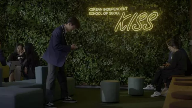 Vans Old Skool Black Shoe worn by Dae (Choi Min-young) as seen in XO, Kitty (S01E03)
