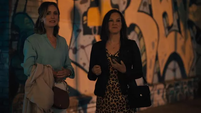 Sac Atlas Rag & Bone porté par Katie (Carla Gallo) comme on le voit dans Platonic (S01E01)