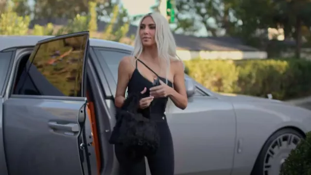 Balenciaga Hourglass Medium Fluffy Top Handle Bag porté par Kim Kardashian comme on le voit dans The Kardashians (S03E01)