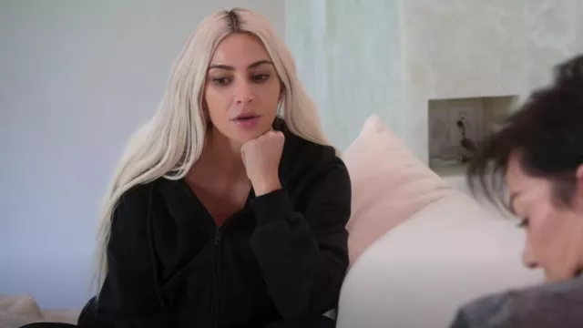 Balenciaga Zip-Up Hoodie porté par Kim Kardashian vu dans The Kardashians (S03E01)