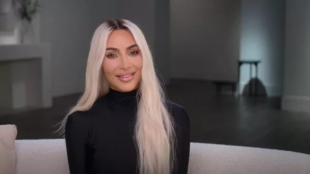 Haut à col roulé en jersey crêpe Balenciaga avec gants détachés portés par Kim Kardashian comme on le voit dans The Kardashians (S03E01)