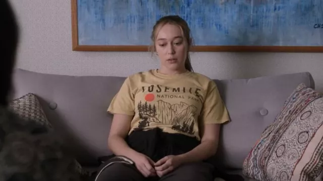 Yosemite Graphic Tee porté par Emily Thomas (Alycia Debnam Carey) vu dans Saint X (S01E07)