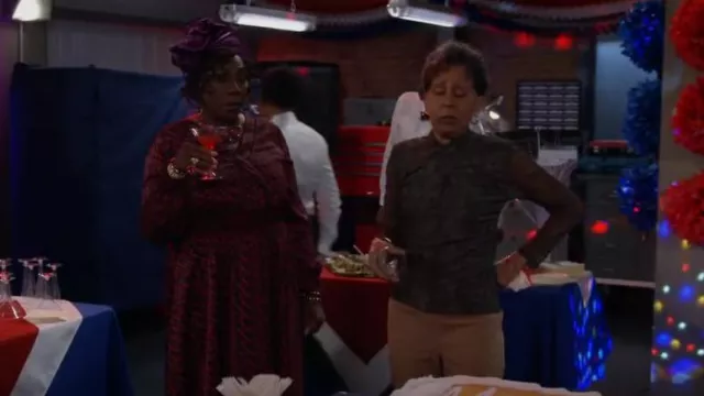 Allsaints Tia Tamora Top porté par Gloria (Vernee Watson-Johnson) vu dans Bob Hearts Abishola (S04E21)