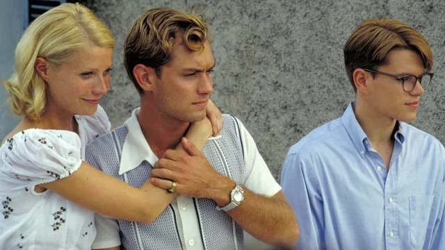 La chemisette polo portée par Dickie Greenleaf (Jude Law) dans le film Le Talentueux Mr Ripley