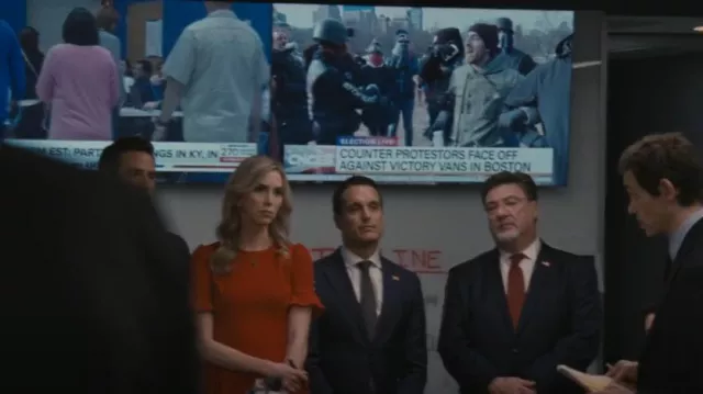 Robe à manches volantes DKNY portée par Rhea Jarrell (Holly Hunter) comme on le voit dans Succession (S04E08)