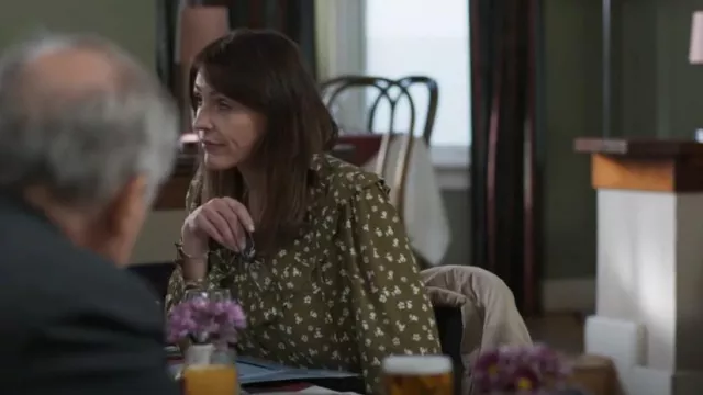 M&s Collection Print­ed Tie Front Long­line Blouse worn by Becca (Suranne Jones) as seen in Maryland (S01E03)