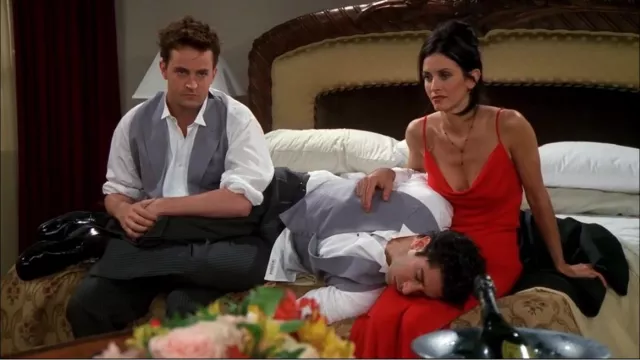 Hello Molly Red Spaghetti Strap Maxi Dress porté par Monica Geller (Courteney Cox) dans la série télévisée Friends (saison 5 épisode 1)