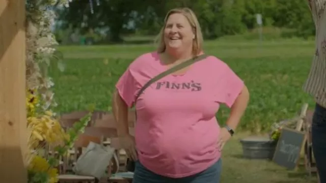 Finn's Neighborhood Bar Camiseta usada por Sam (Bridget Everett) como se ve en Somebody Somewhere (S02E07)