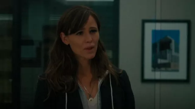 Foundrae Classic Fob Open Clip Chain worn by Hannah Hall (Jennifer Garner) as seen in The Last Thing He Told Me (S01E07)