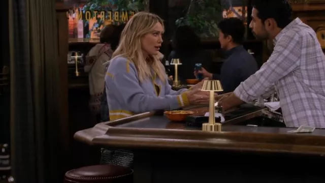 Clare V Midi Sac worn by Sophie (Hilary Duff) as seen in How I Met Your Father (S02E13)