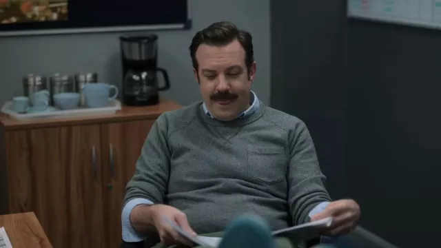 Todd Snyder Mid­weight Pock­et Sweat­shirt worn by Ted Lasso (Jason Sudeikis) as seen in Ted Lasso (S03E12)
