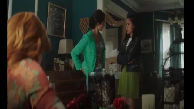 Veste Moto en cuir Maje Basalt portée par Georgia 'George' Fan (Leah Lewis) vue dans Nancy Drew (S04E01)