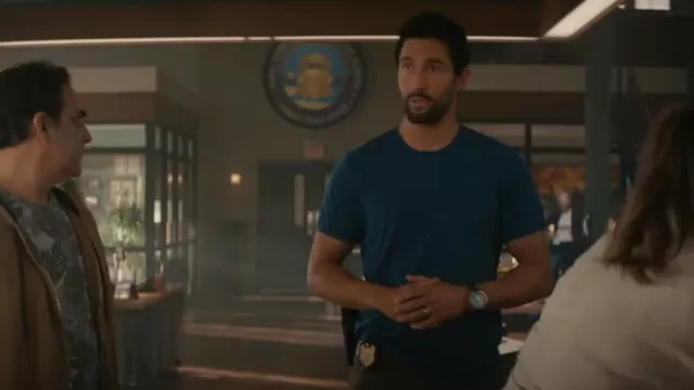 Tee décontracté Theory porté par Jesse Boone (Noah Mills) comme on le voit dans NCIS: Hawai’i (S02E22)