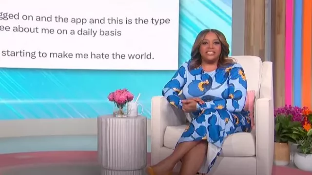 Carolina Herrera Poppy Print Mock Neck Top porté par Sherri Shepherd vu dans Sherri le 2 juin 2023