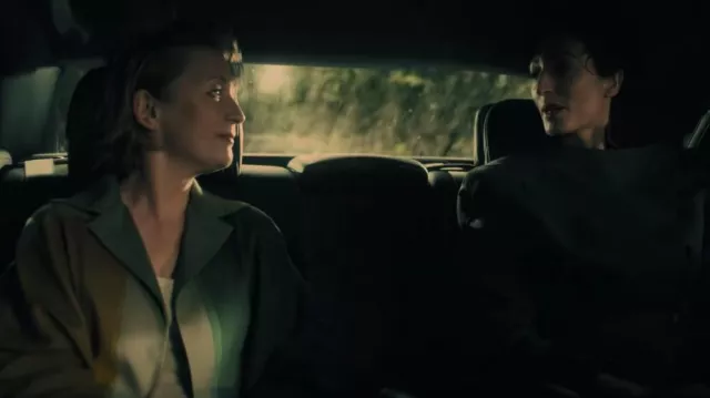 Akris Long Colorblock Abrigo usado por Dahlia Archer (Lesley Manville) como se ve en los trajes de la serie de televisión Citadel (Temporada 1 Episodio 5)