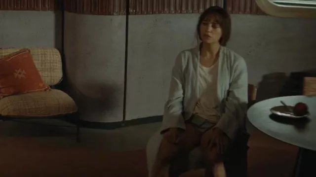 Pour Les Femmes Angel Long Gauze Robe usada por Allison (Rashida Jones) como se ve en Silo (S01E01)