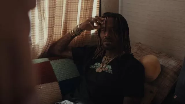 Hardies Hardaware Dead Presidents Tee usada por GaTa (GaTa) como se ve en DAVE (S03E06)