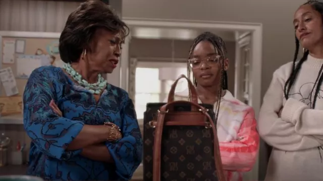 Kobi Halperin Jayden Blouse en soie imprimée à manches longues portée par Ruby (Jenifer Lewis) vue en noirâtre (S08E02)