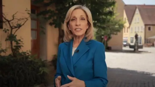 Akris Marvin Wool Gabardine Blazer usado por Andrea Mitchell como se ve en Today el 2 de junio de 2023