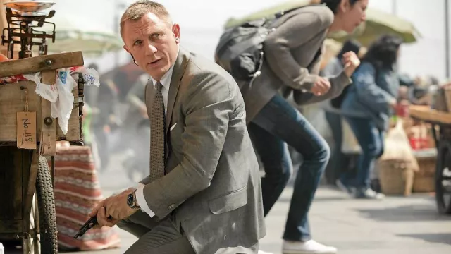 Costume gris porté par James Bond (Daniel Craig) vu dans le film Skyfall