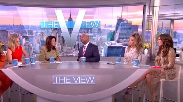 Adam Lippes Robe en voile de coton imprimé floral portée par Sunny Hostin comme vu dans The View le 5 juin 2023