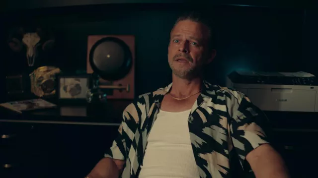 Chemise hawaïenne AllSaints Black Rope portée par Nick Gatchi (Carmine Giovinazzo) vue dans High Desert (S01E06)