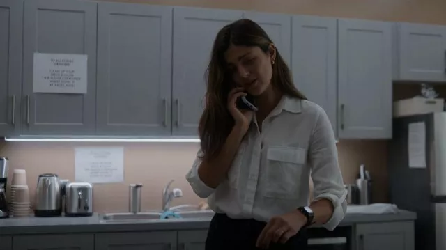 Babaton Utility Button-Up porté par Emma Brunner (Monica Barbaro) vu dans FUBAR (S01E07)