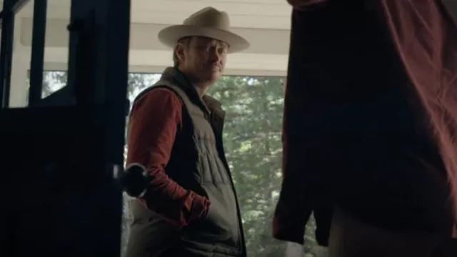 Gilet Filson Down Cruiser porté par Joe Pickett (Michael Dorman) vu dans Joe Pickett (S01E01)