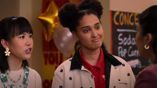 Madewell Hexagon Huggies worn by Fabiola Torres (Lee Rodriguez) as seen in Never Have I Ever (S04E04)