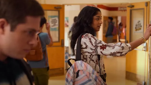 Bracelet d’amitié perlé Madewell porté par Devi Vishwakumar (Maitreyi Ramakrishnan) comme on le voit dans Never Have I Ever (S04E02)