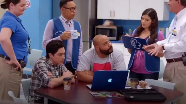 Apple Nido Hardshell MacBook Air 13" Funda para portátil usada por Garrett (Colton Dunn) como se ve en Superstore (S01E07)