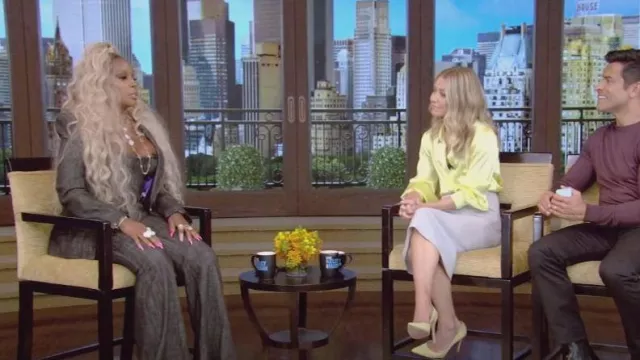 Sergio Hudson Heathered Wide-Flare pantalones usados por Mary J. Blige como se ve en LIVE with Kelly and Mark el 9 de junio de 2023