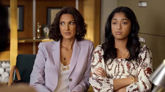 Le crop top Joie imprimé porté par Devi Vishwakumar (Maitreyi Ramakrishnan) dans la série Mes premières fois (S04E02)