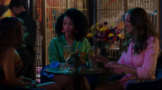 Chemise en soie teinte Alejandra alonso Rojas Dip portée par Sondi (Corbin Reid) vue dans Run the World (S02E03)