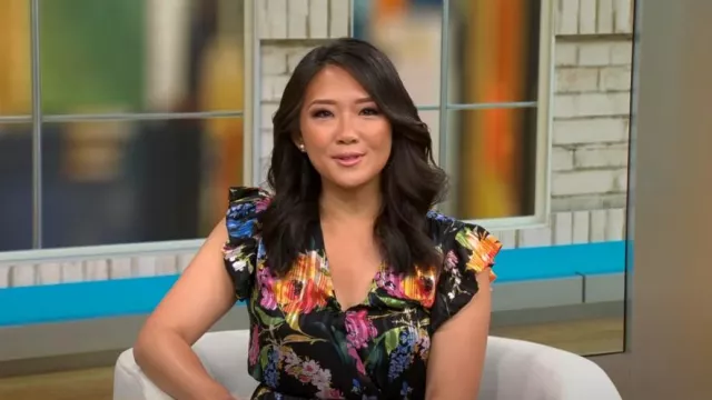 Sam Edelman Robe Midi à col V floral portée par Nancy Chen comme vu dans CBS Mornings le 29 mai 2023