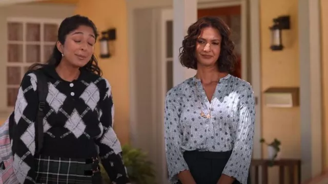 Vince Camellia Manches longues plissées porté par Nalini Vishwakumar (Poorna Jagannathan) vu dans Never Have I Ever (S04E01)