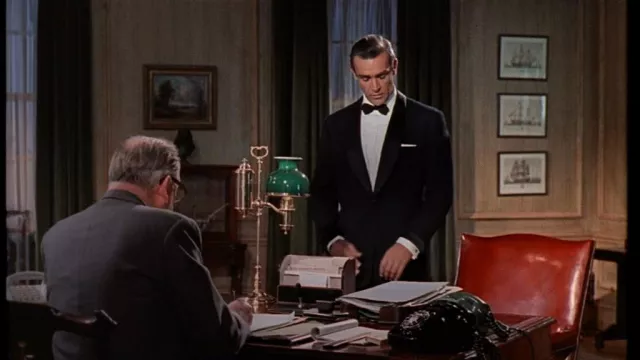 Tuxedo noir porté par James Bond (Sean Connery) comme on le voit dans les tenues du film Dr. No