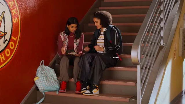 Nike Jordan Mid 1 en Orange laser portée par Fabiola Torres (Lee Rodriguez) vue dans Never Have I Ever (S04E02)