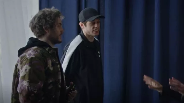 Bdg Mountain Scene Jacket usada por Evan (Philip Ettinger) como se ve en Bupkis (S01E03)