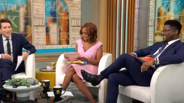 Robe fourreau Dolce & Gabbana double crêpe col en V portée par Gayle King comme vu dans CBS Mornings le 13 juin 2023