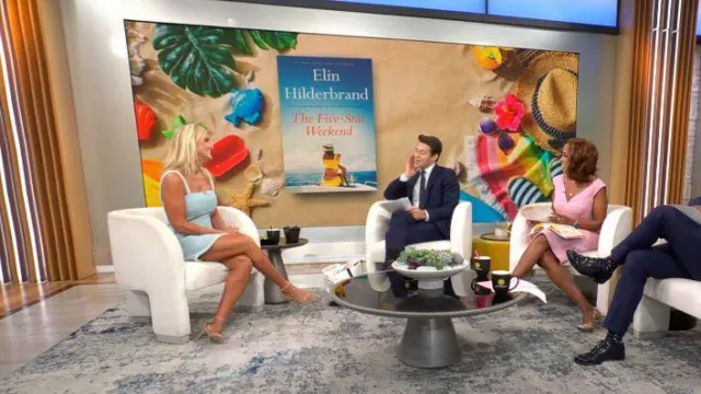 Minivestido de tweed adornado con perlas de Alexis Ever usado por Elin Hilderbrand como se ve en CBS Mornings el 13 de junio de 2023