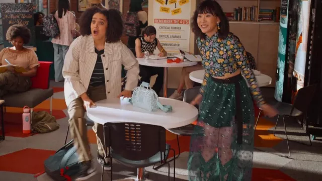 Rachel Comey fête la jupe ceinture portée par Eleanor Wong (Ramona Young) vue dans Never Have I Ever (S04E09)