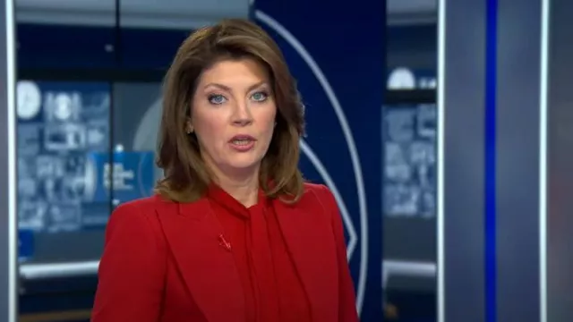 Michael Kors Blazer en laine embelli par la chaîne porté par Norah O’Donnell comme vu dans CBS Evening News le 24 mai 2023