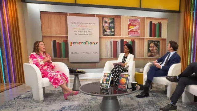 Robe de chemise Farm rio Tropical Groove portée par Charles Gelman comme vu dans CBS Mornings le 14 juin 2023