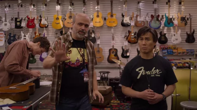 T-shirt Fender Black porté par Wally (B.D. Wong) comme on le voit dans Awkwafina est Nora de la série télévisée Queens (saison 3 épisode 3)
