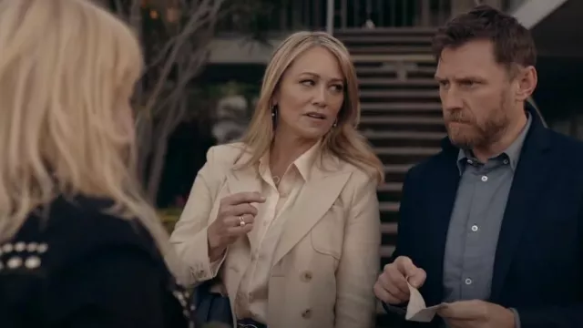 Ba&Sh Bazra Blazer tissé à double poitrine porté par Dianne (Christine Taylor) vu dans High Desert (S01E07)