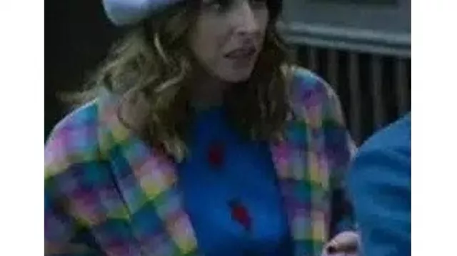Manteau à carreaux coloré porté par Carmen (Paula Malia) dans Valeria (saison 3 épisode 1)
