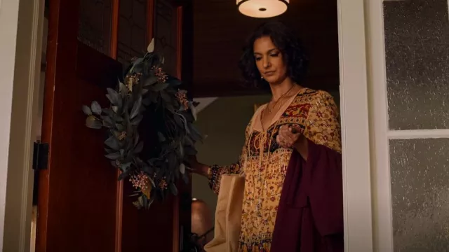 Robe à manches longues Raga Advika portée par Nalini Vishwakumar (Poorna Jagannathan) vue dans Never Have I Ever (S04E05)